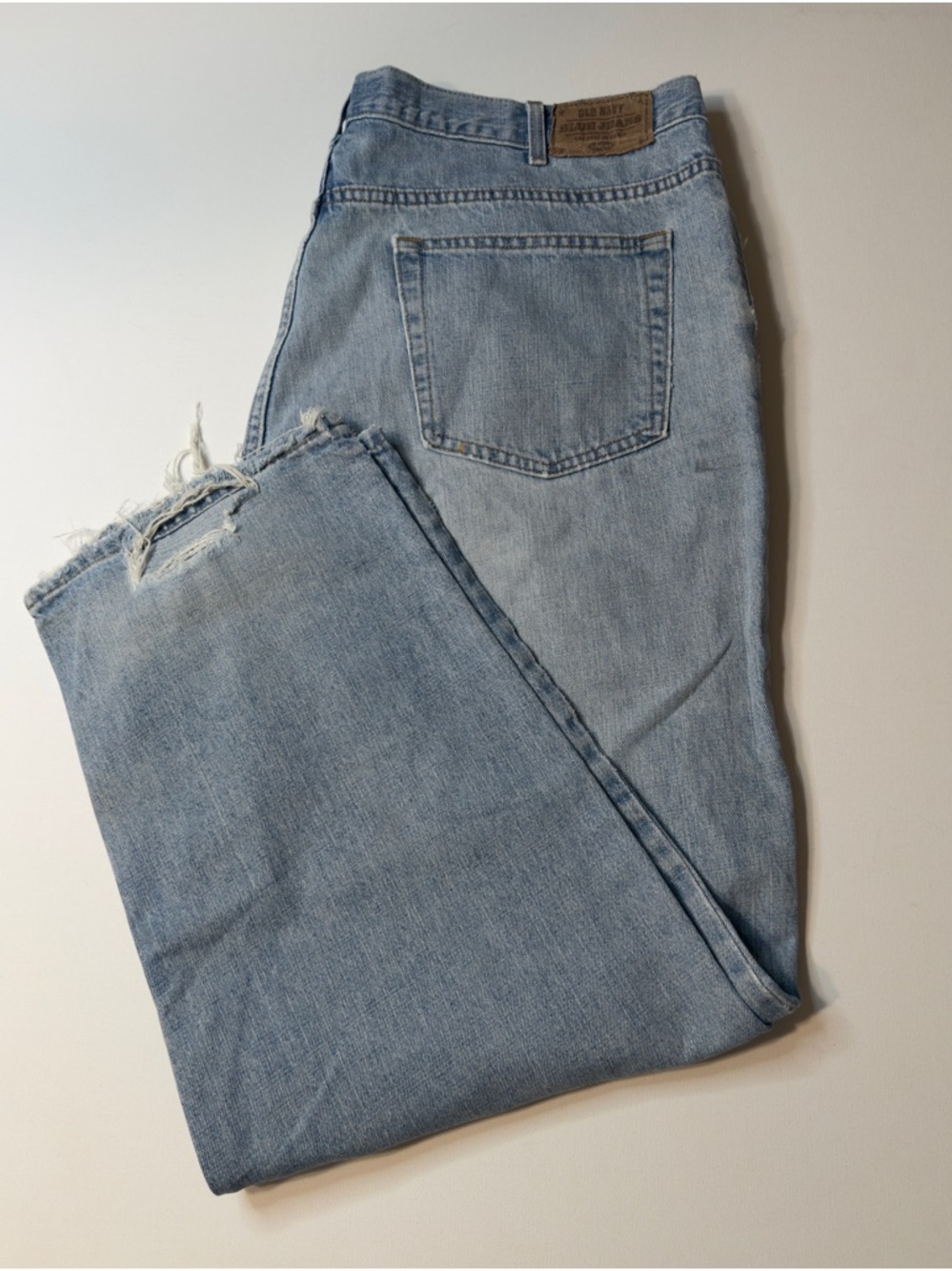 EUC Men's Old Navy Light Wash Distressed Hem Jeans Size 44x30 (KB6)